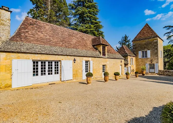 Villa Avec Piscine Sur Le Domaine D'un Chateau *